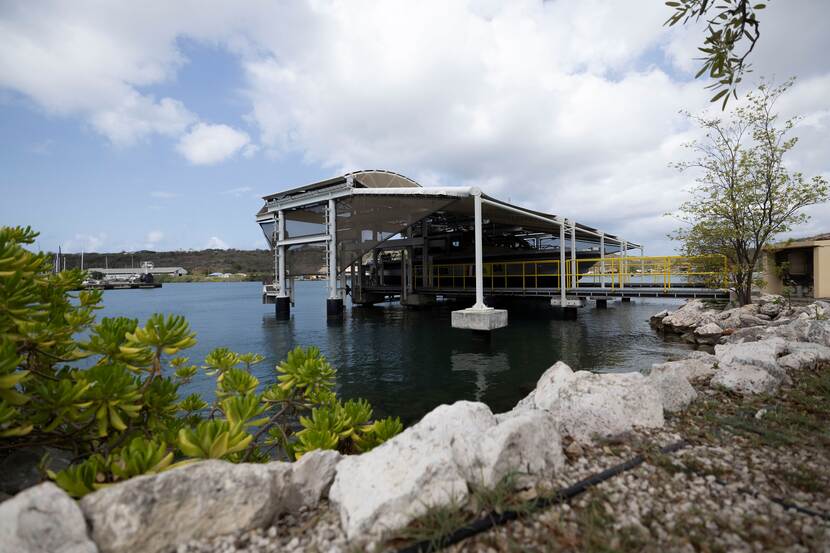 Overdekte aanlegsteigers op Marinebasis Parera.