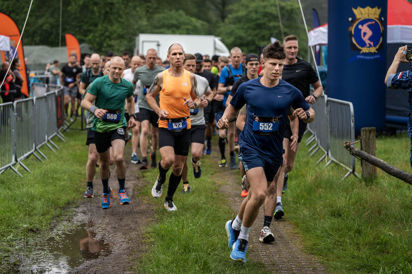 De deelnemers rennen het parcours op.