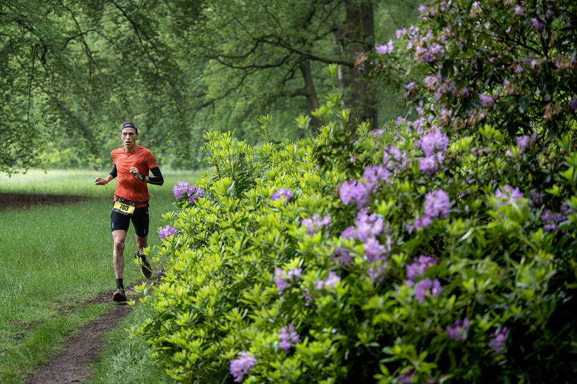 Een deelnemers aan de Dutch Marines Trail in het bos.