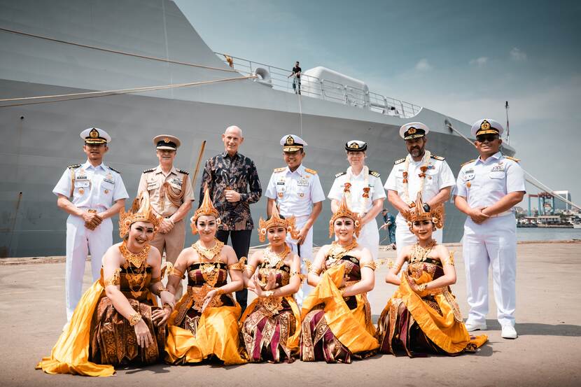 Nederlandse en Indonesische militaire vertegenwoordigers poseren met een groepje wajong danseressen.