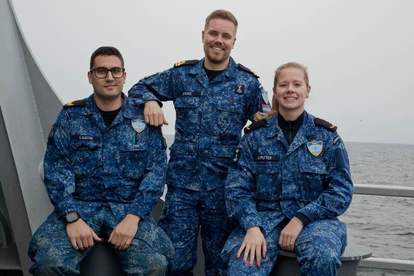 Geposeerde foto van Ricardo, Frank en Karlijn aan boord van Zr.Ms Tromp in marine-uniform.