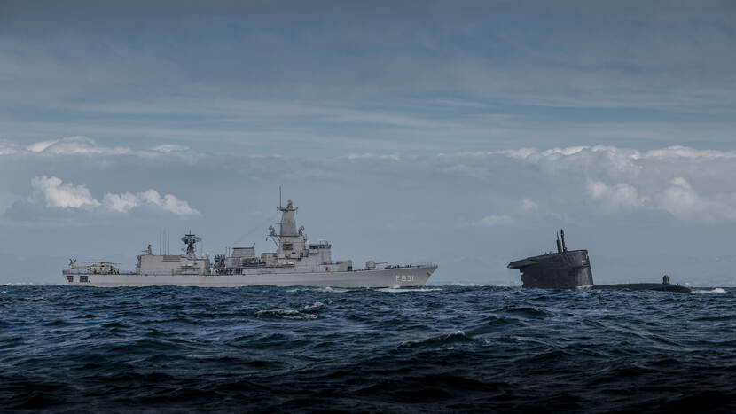 Zr.Ms. Van Amstel en een onderzeeboot van de Walrusklasse op zee.