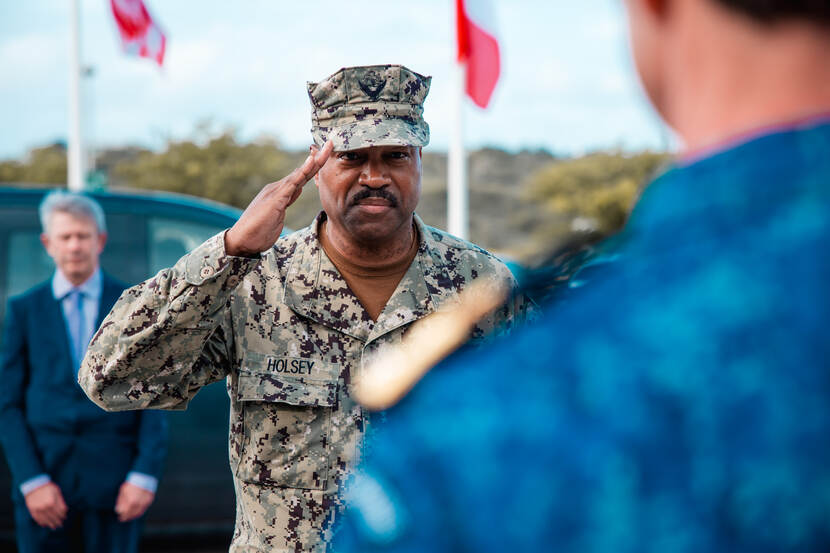 Een saluerende admiraal Alvin Holsey.