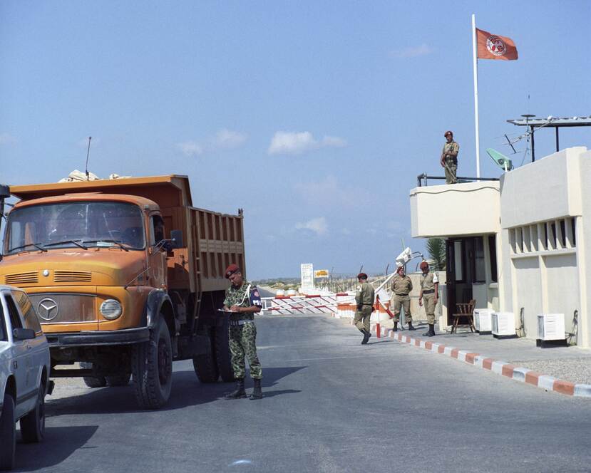 Een vrachtwagen wordt aangehouden bij een controlepost van de Multinational Force and Observers.