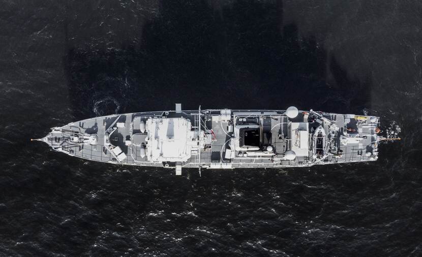 Bovenaanzicht van een mijnenjager op zee.