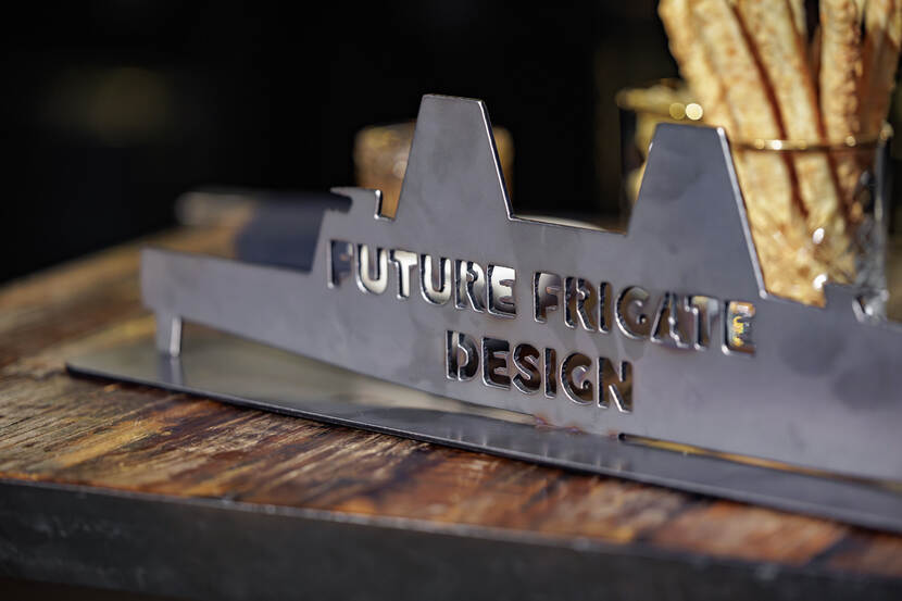 Een metalen 2D model van een fregat.