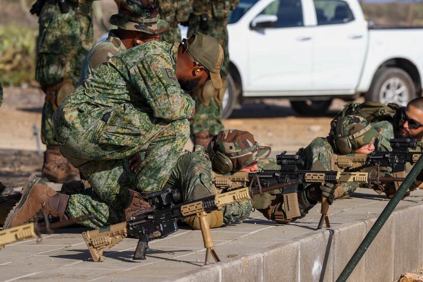 Cursisten krijgen instructie op de schietbaan.