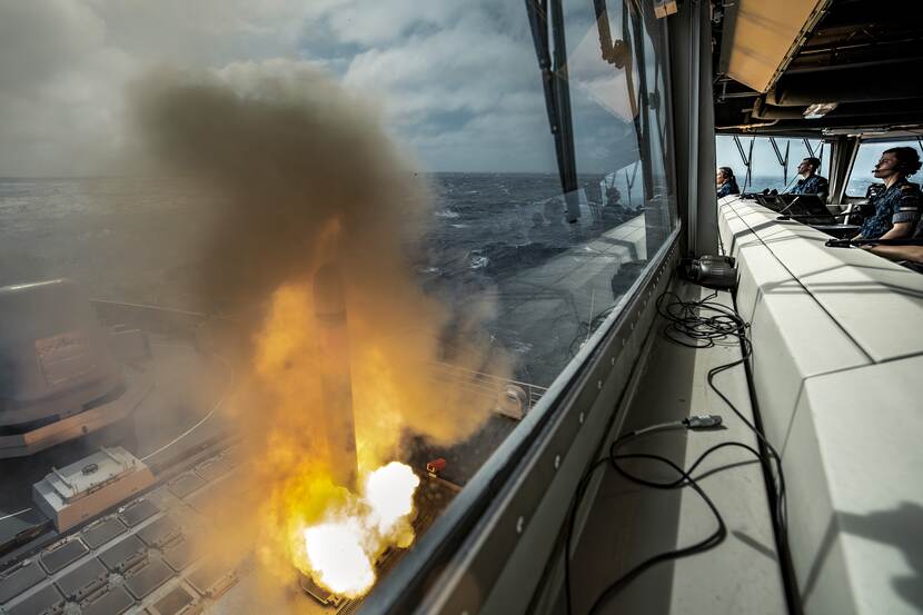 Een Tomahawk verlaat het Verticale Lanceersysteem op het voordek van Zr.Ms. De Ruyter.