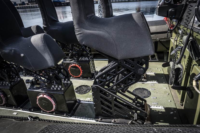 2 stoelen op een FRISC: de voorste met nieuwe vering, de andere met de oude vering.