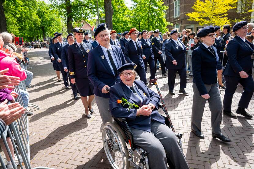 Ex-act loopt vooraan in Cluster III vanwege de jubilea, met Carola Kipp Broekman rechts naast de rolstoel met Toos van Rijsbergen (in rolstoel) en Anuscka de Man. LTZ 1 (LD) Amanda Kipp loopt achter hen.