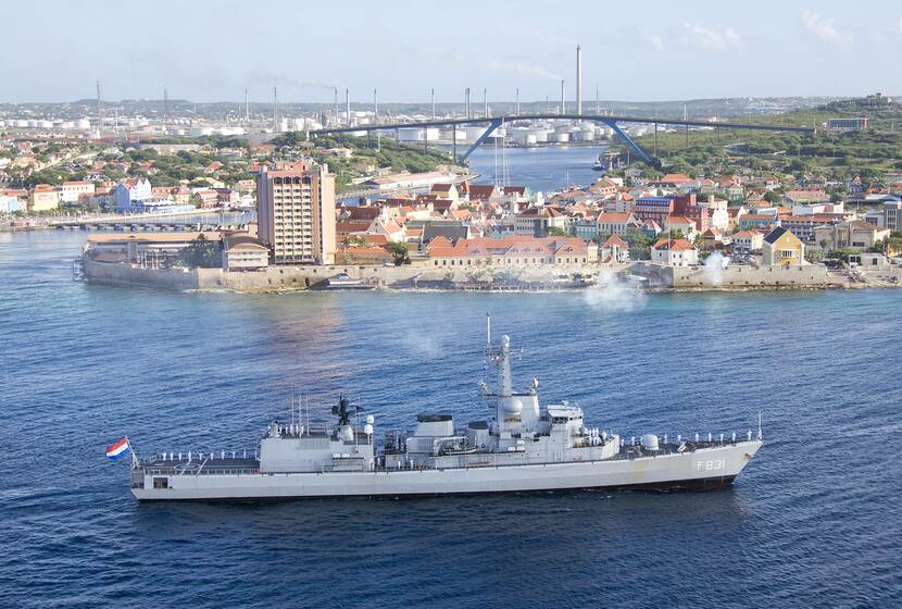 Zr.Ms. Van Amstel voor de kust van Willemstad, Curaçao.