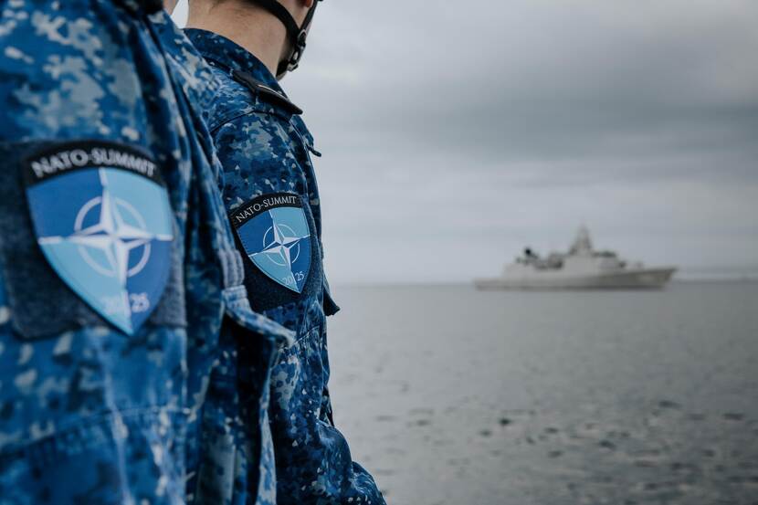 2 marine mensen met Navo summit badges op hun mouw