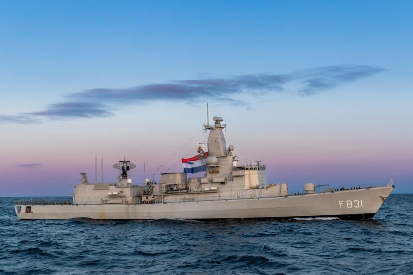 Zr.Ms. Van Amstel op zee.