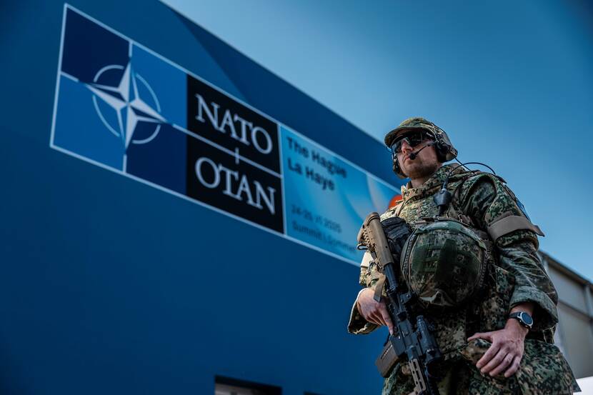 Een gewapende reservist voor het gebouw van het World Forum in Den Haag.