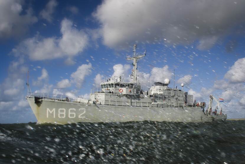 Zr.Ms. Zierikzee op zee.