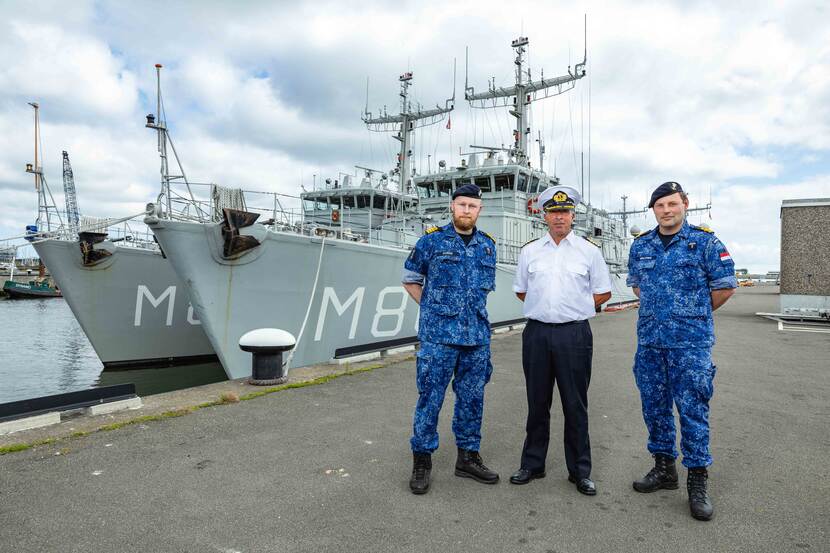 KLTZ Gerben Koren, KTZ Lex van der Kraan en LTZ 1 Ludo Willems voor ex-Zr.Ms. Urk in de haven van Den Helder.