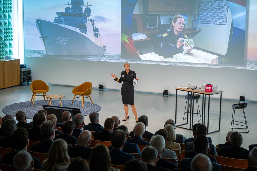 Commandeur Carolien Verberne spreekt tijdens de conferentie.