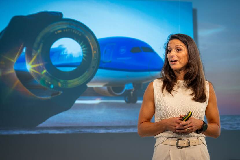 Perwien Meriwani van KLM in zomerse outfit geeft een toespraak tijdens de conferentie.