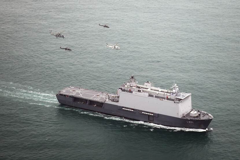 Zr.Ms. Johan de Witt op volle zee met 4 helikopters erboven.