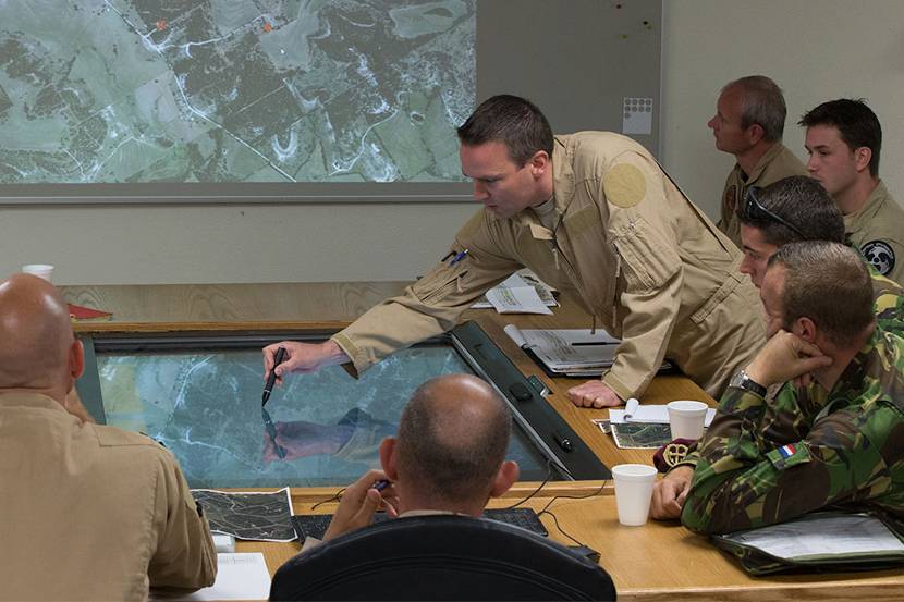 Militairen rond bird table