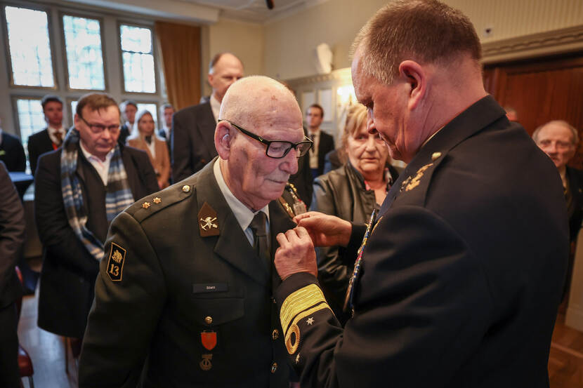 Luitenant Johann Stiehl ontvangt ereteken voor verdienste in brons.