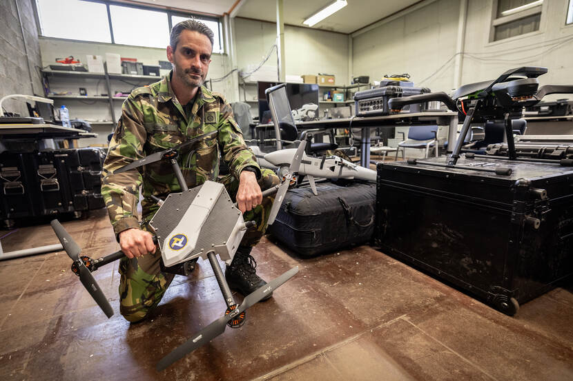 Overste Hädicke houdt een drone vast.