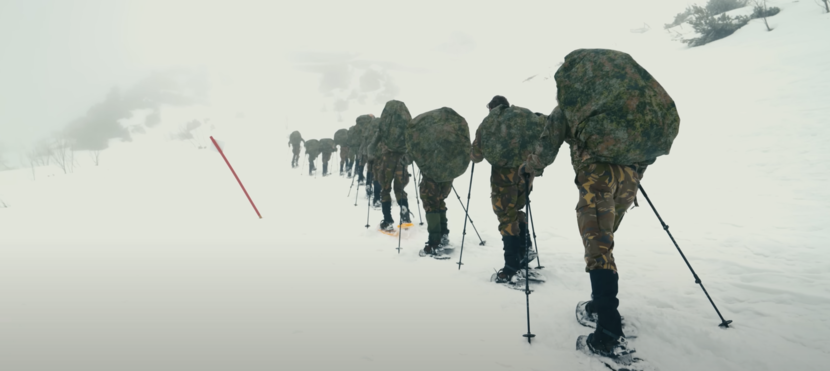 420 Hospitaalcompagnie ploegt door de sneeuw tijdens Viper Mental Exercise.