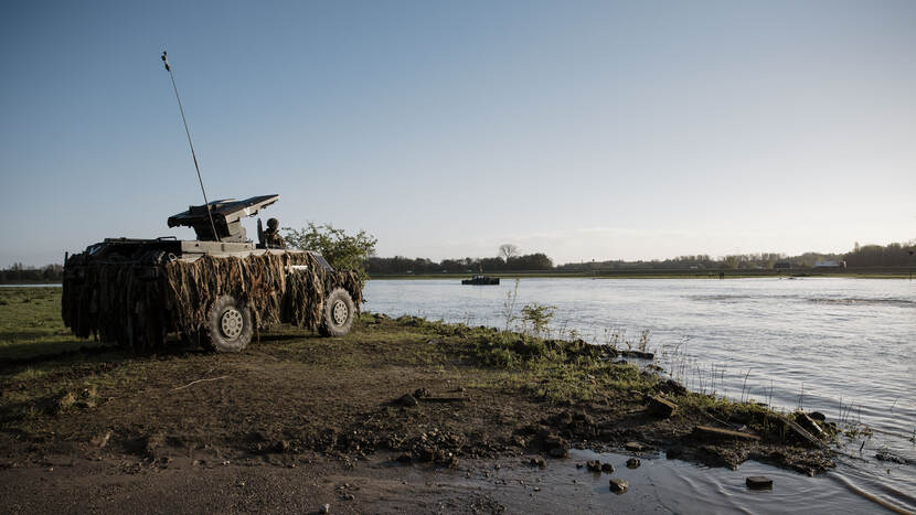 Luchtverdediging staat opgesteld naast de IJssel.