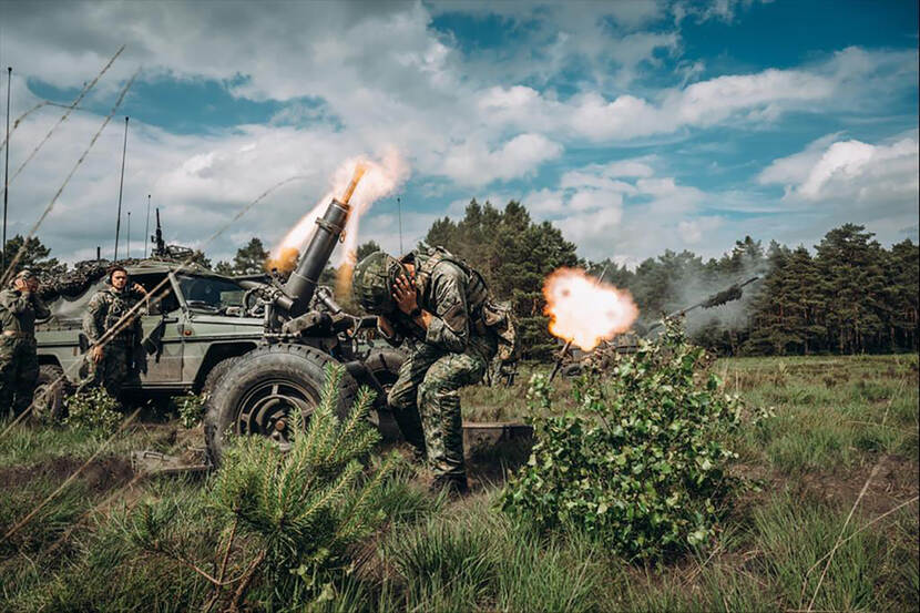 Mortieristen schieten laatste keer een 120 mm mortier af.