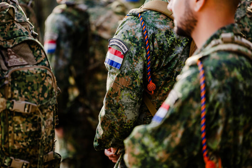 Het oranje-blauwe koord op het militaire uniform.