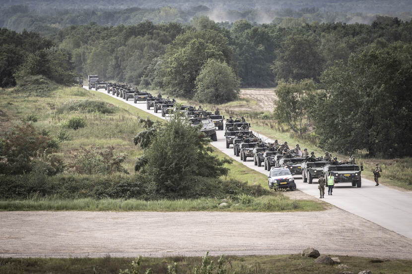 Een lang lint voertuigen.