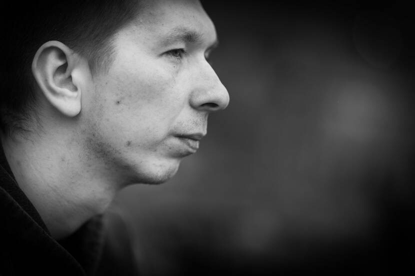 Portretfoto van Illia en profil.