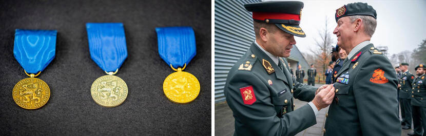 Drie medailles en de uitreiking van een medaille in beeld.