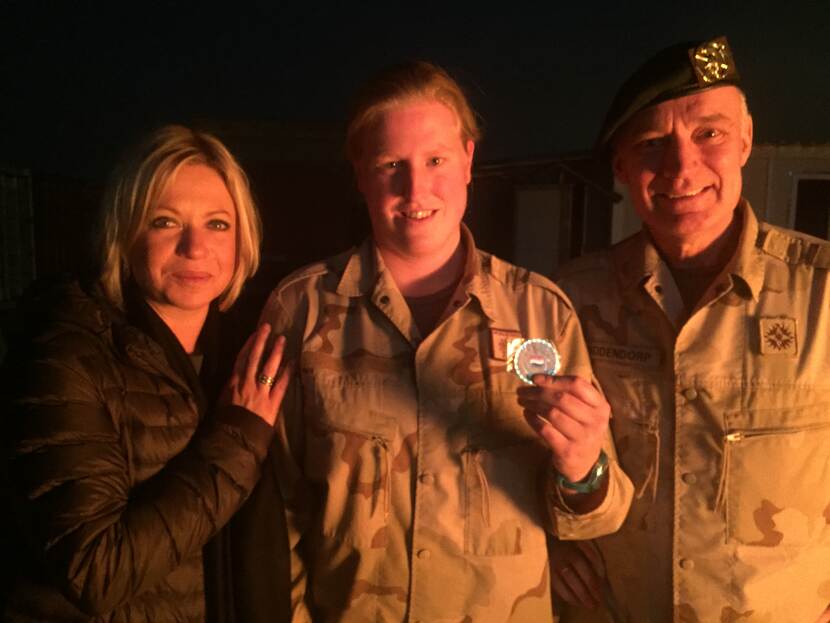 Portretfoto van Amber Wolvers met generaal Tom Middendorp en toenmalig minister van defensie Jeanine Hennis-Plasschaert.