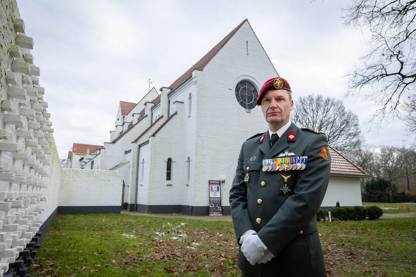 Sergeant-majoor Patrick de Groot voor de Witte Kapel in Arnhem.