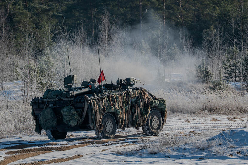 Een Nederlands militair voertuig in Litouwen.