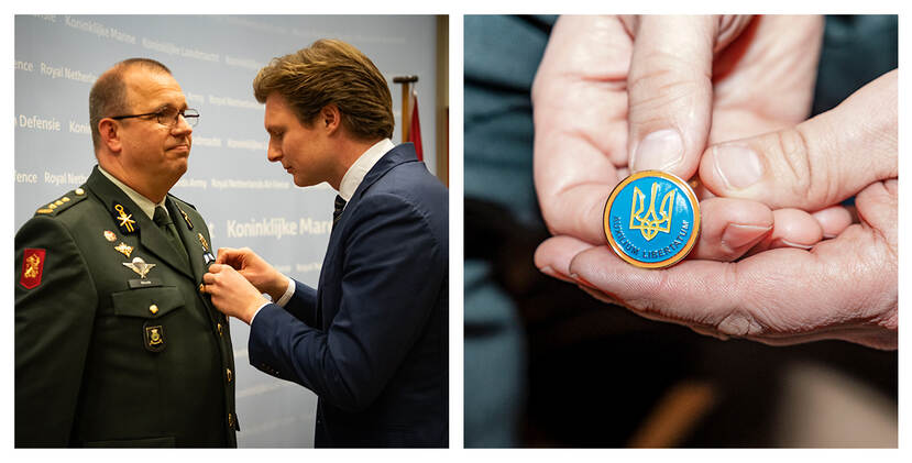 Uitreiking eremetaal en een close-up van een embleem.