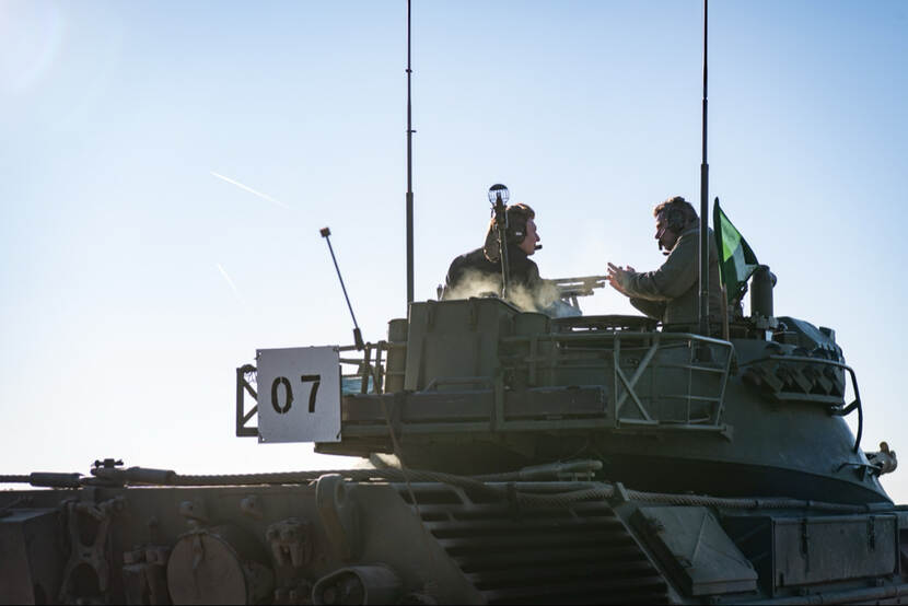 Minister Brekelmans op een tank