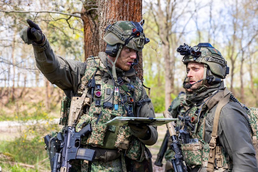 Twee militairen in het veld