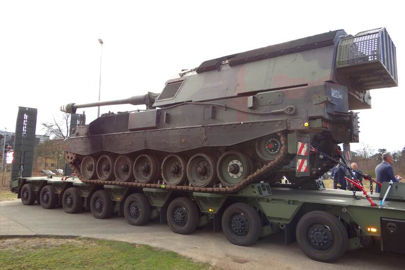 Een militair voertuig op een oplegger.