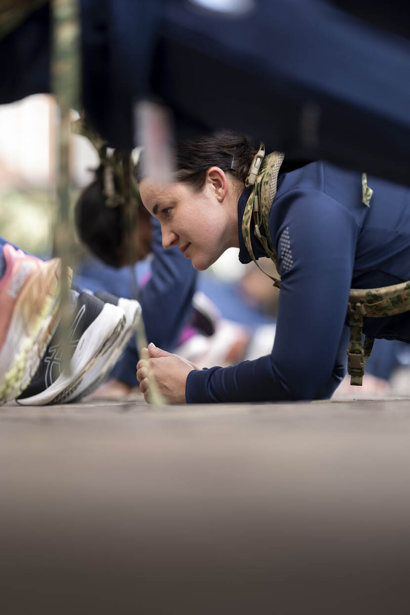 Soldaat-3 in voorligsteun tijdens een les op de KMA.