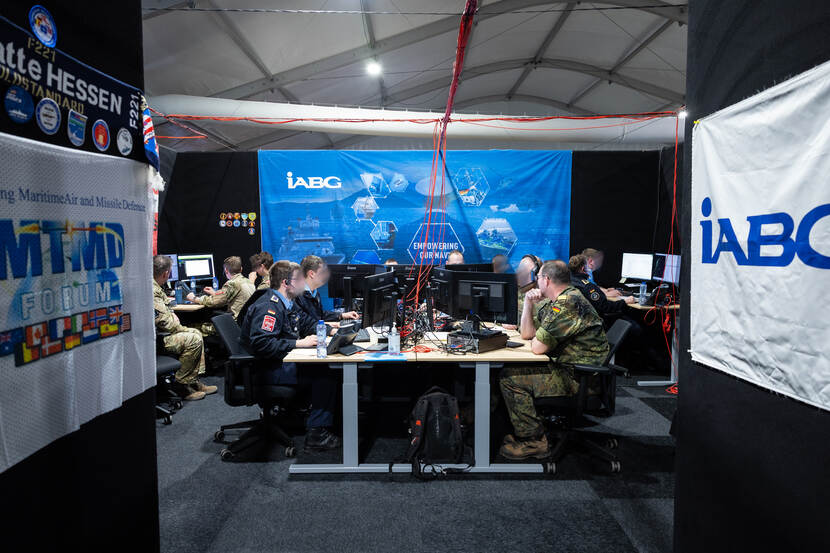 In een werkstation werken meerdere nationaliteiten achter computers.