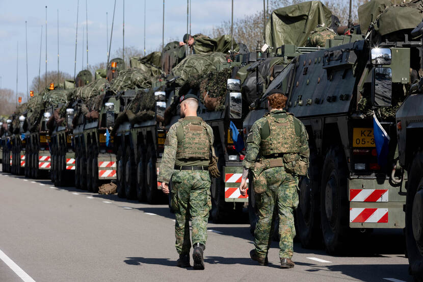 Voertuigen die meedoen aan Bastion Lion op de weg richting Duitsland.