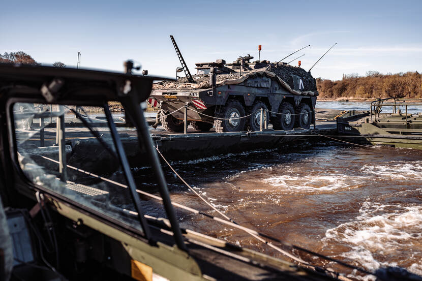 Voertuigen worden via pontons over de Elbe geholpen.