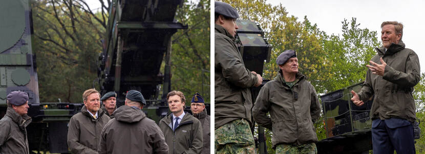 De koning wordt bijgepraat door militairen op de Bestkazerne.