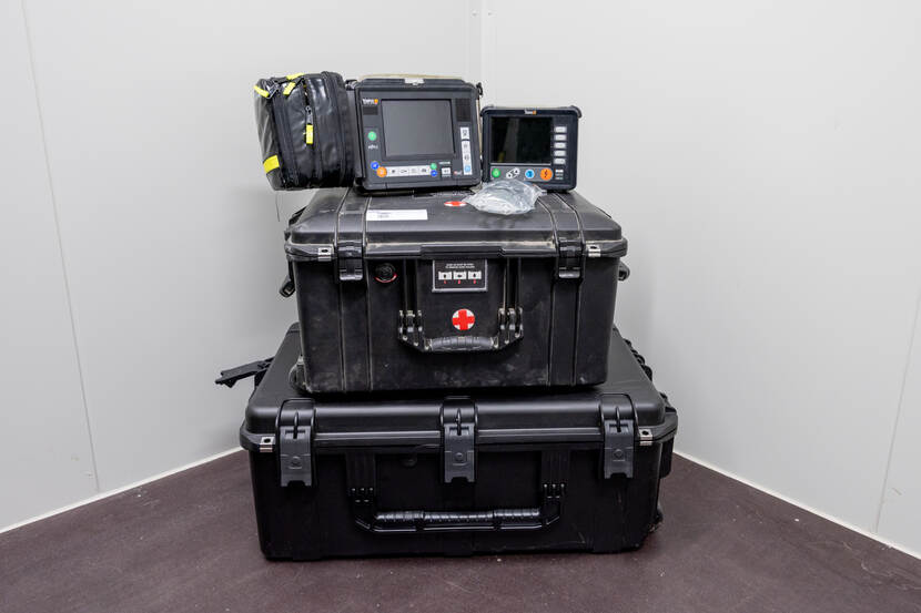 Twee zwarte koffers op elkaar gestapeld. Een rood kruis geeft aan dat er medische spullen inzitten.