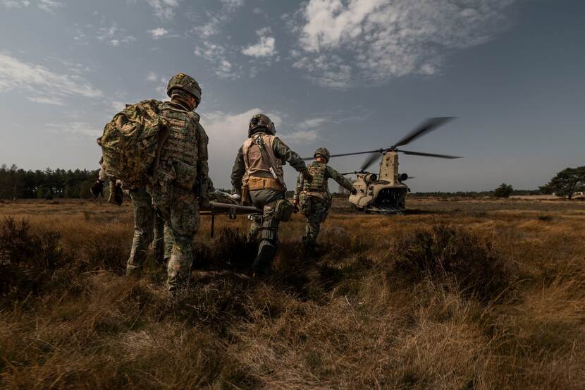Medisch personeel loopt naar een helikopter.