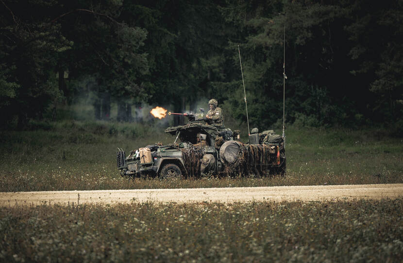 Een voertuig met daar bovenop een .50.