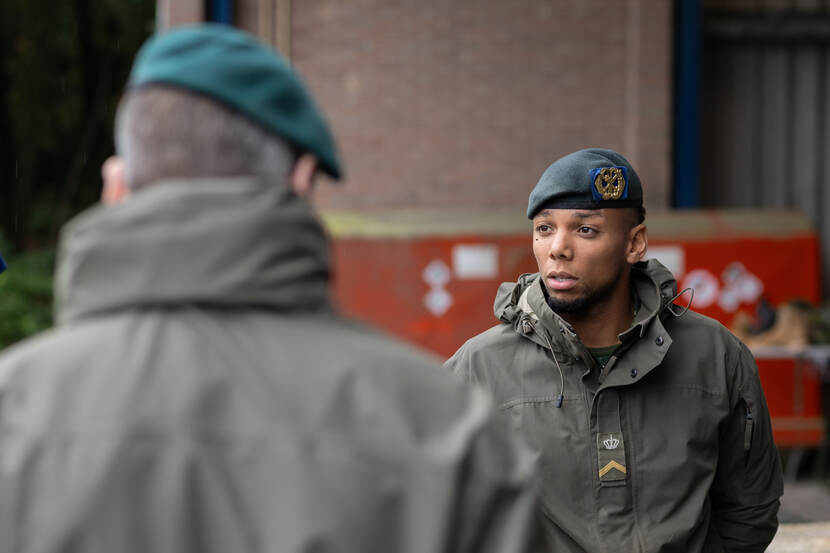 Sergeant Kelvin met baret op.