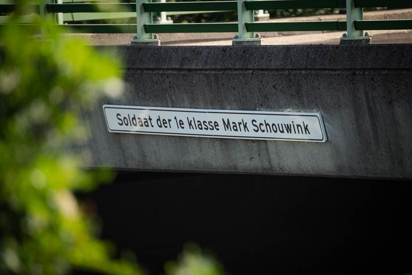 Het naambord van soldaat-1 Schouwink op het viaduct.